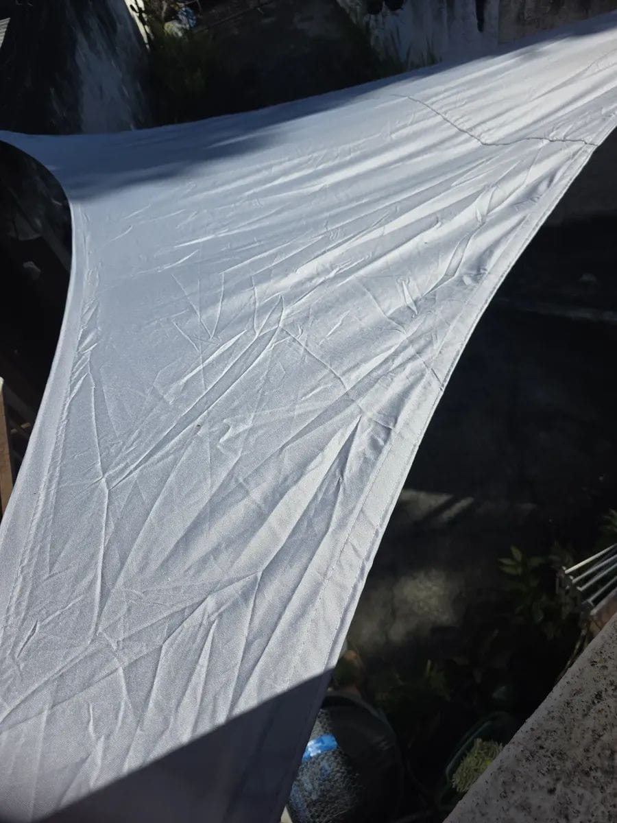 Customer photo review of Toldo Triangular Impermeável Anti-UV para Áreas Externas