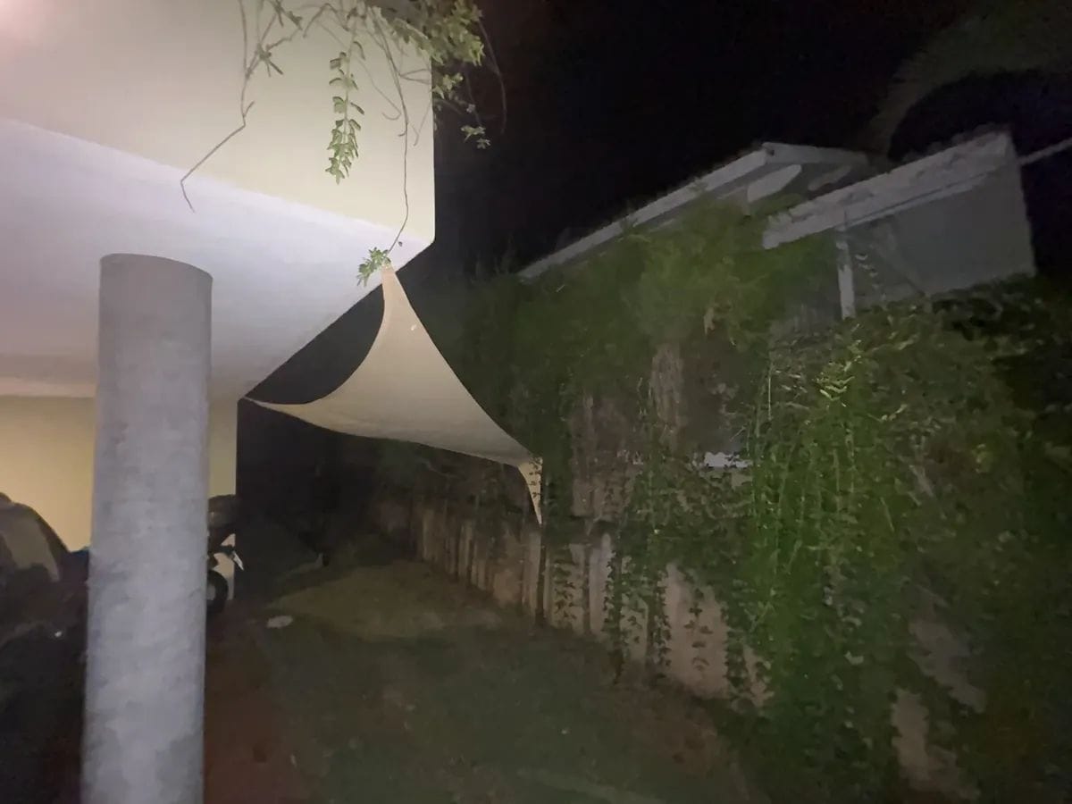 Customer photo review of Toldo Triangular Impermeável Anti-UV para Áreas Externas