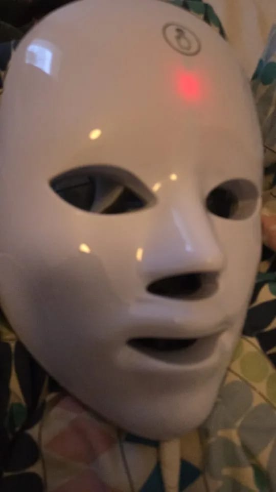 Customer photo review of Mascarilla LED de terapia + 5 ud Mascarillas de Regalo
