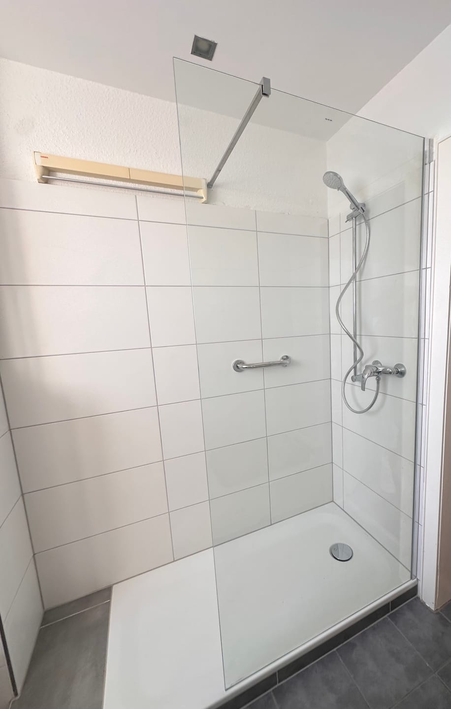 Customer photo review of SONNI Walk In/ Begehbare Dusche Duschabtrennung Duschwand Nano Klarglas Glasstärke 8mm Breite 70-120cm