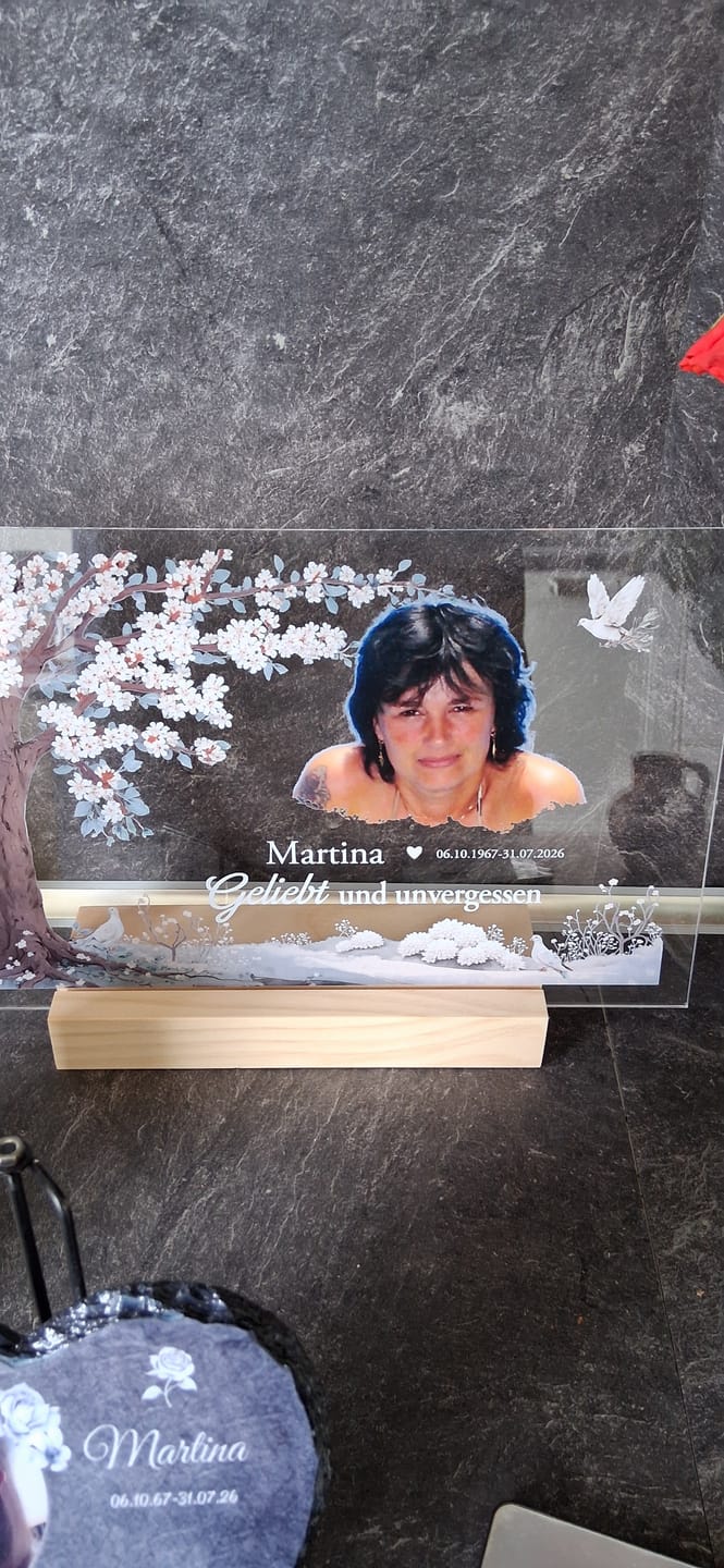 Customer photo review of Immer bei dir - Personalisierter Acrylaufsteller zur Erinnerung an Familienangehörige und Freunde