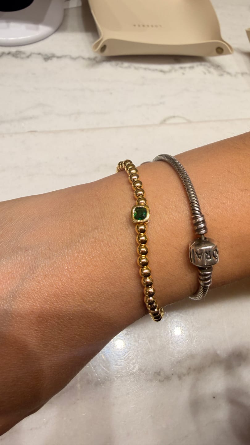Customer photo review of Pulsera Dorada Bolitas Birthstone Cuadrado