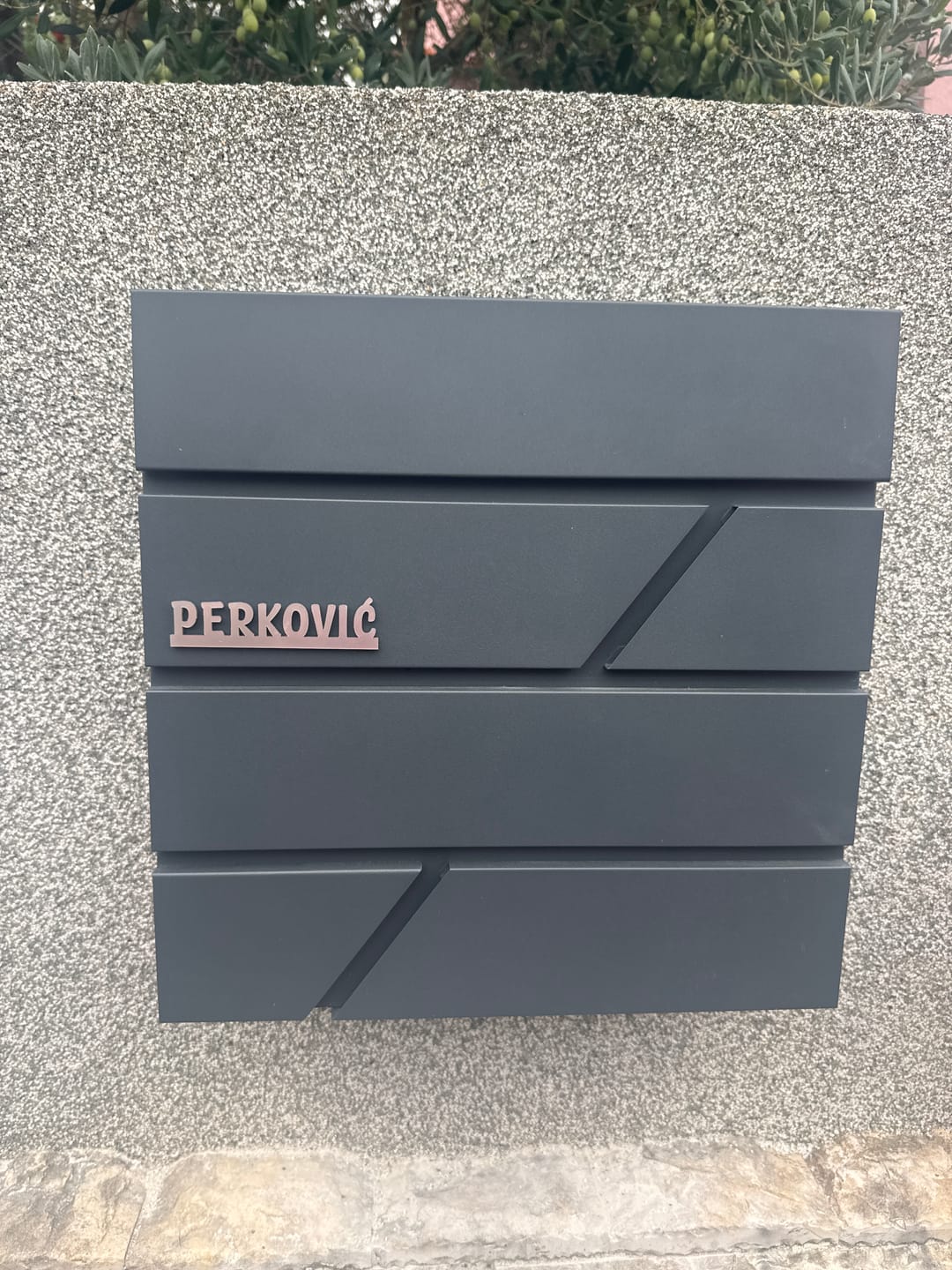Customer photo review of Manjši napis s pisanimi črkami