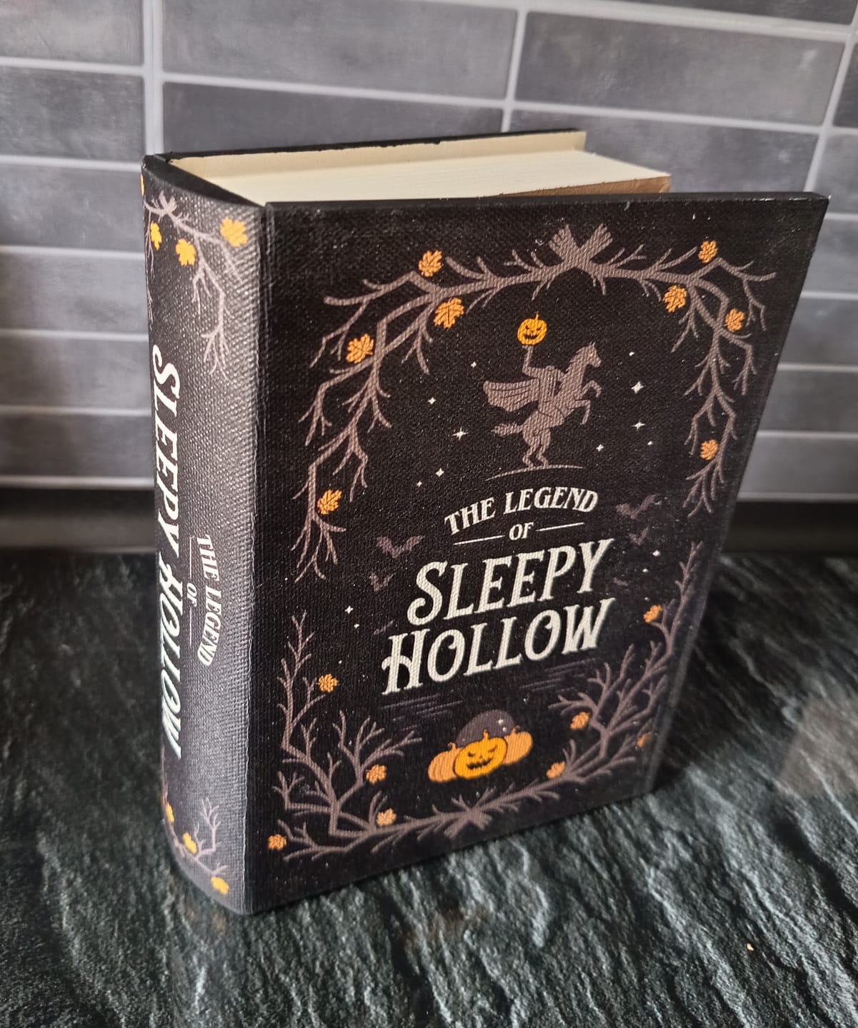 Customer photo review of Sleepy Hallow Aufbewahrungsbox – Geheimversteck im Buchdesign fürs Regal