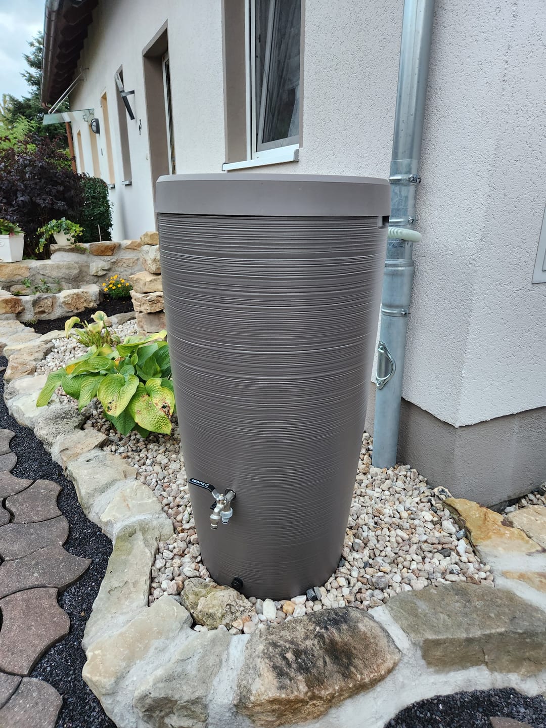 Kundenfoto: Regentonne 240 Liter [Aquasplash] – Messing Wasserhahn & Deckel