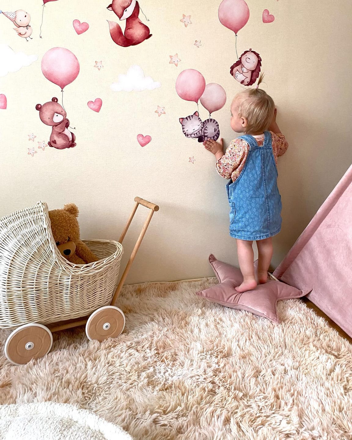 Customer photo review of Flying animals Wall Decals 1.0 (Pink)