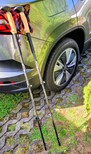 Kundenfoto der Teleskop Wanderstöcke mit Korkgriffen, die auf dem Boden vor einem parkenden Auto stehen.