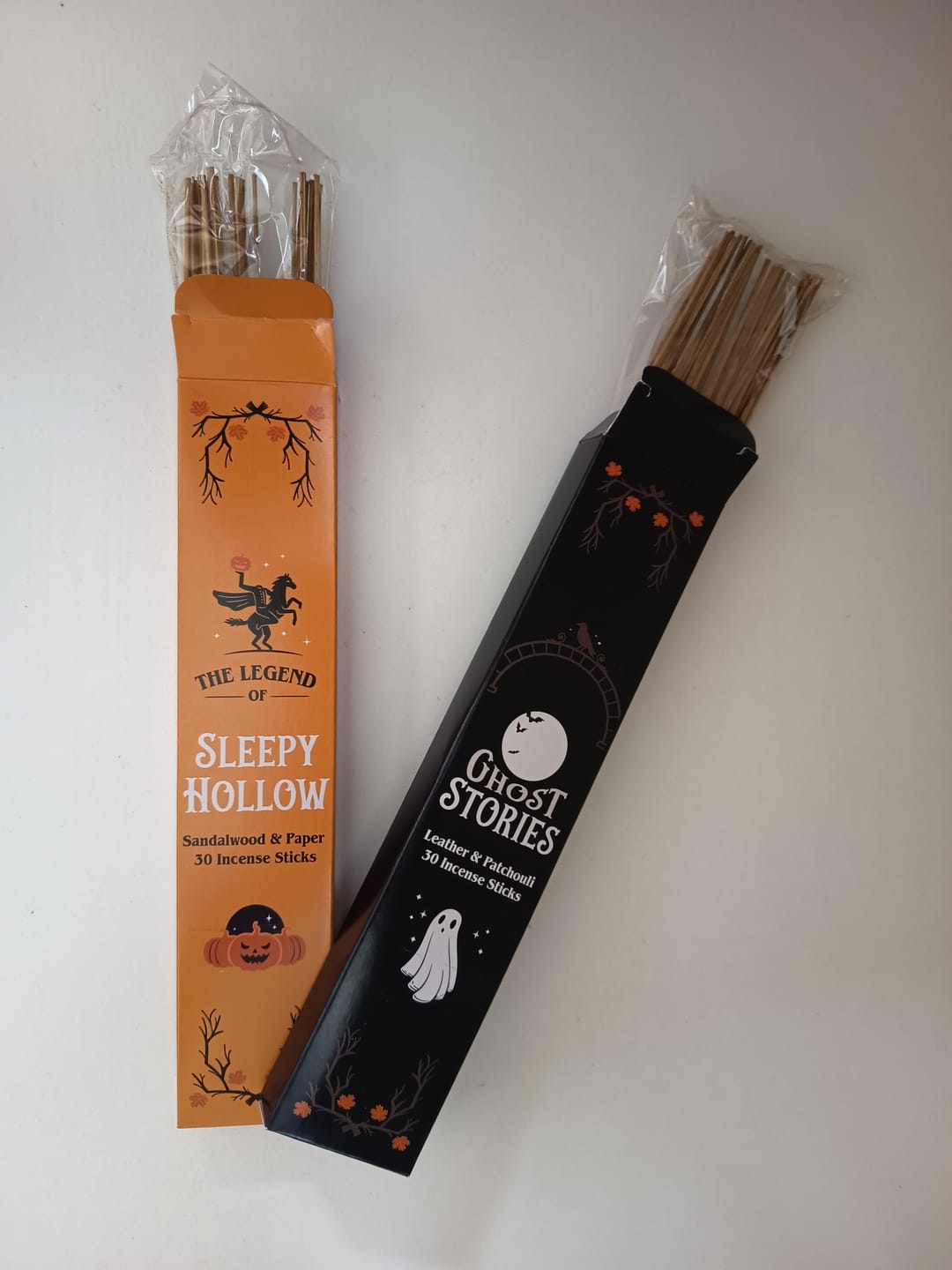 Customer photo review of Halloween Räucherstäbchen-Set – 2 Düfte mit Leder, Papier & Sandelholz