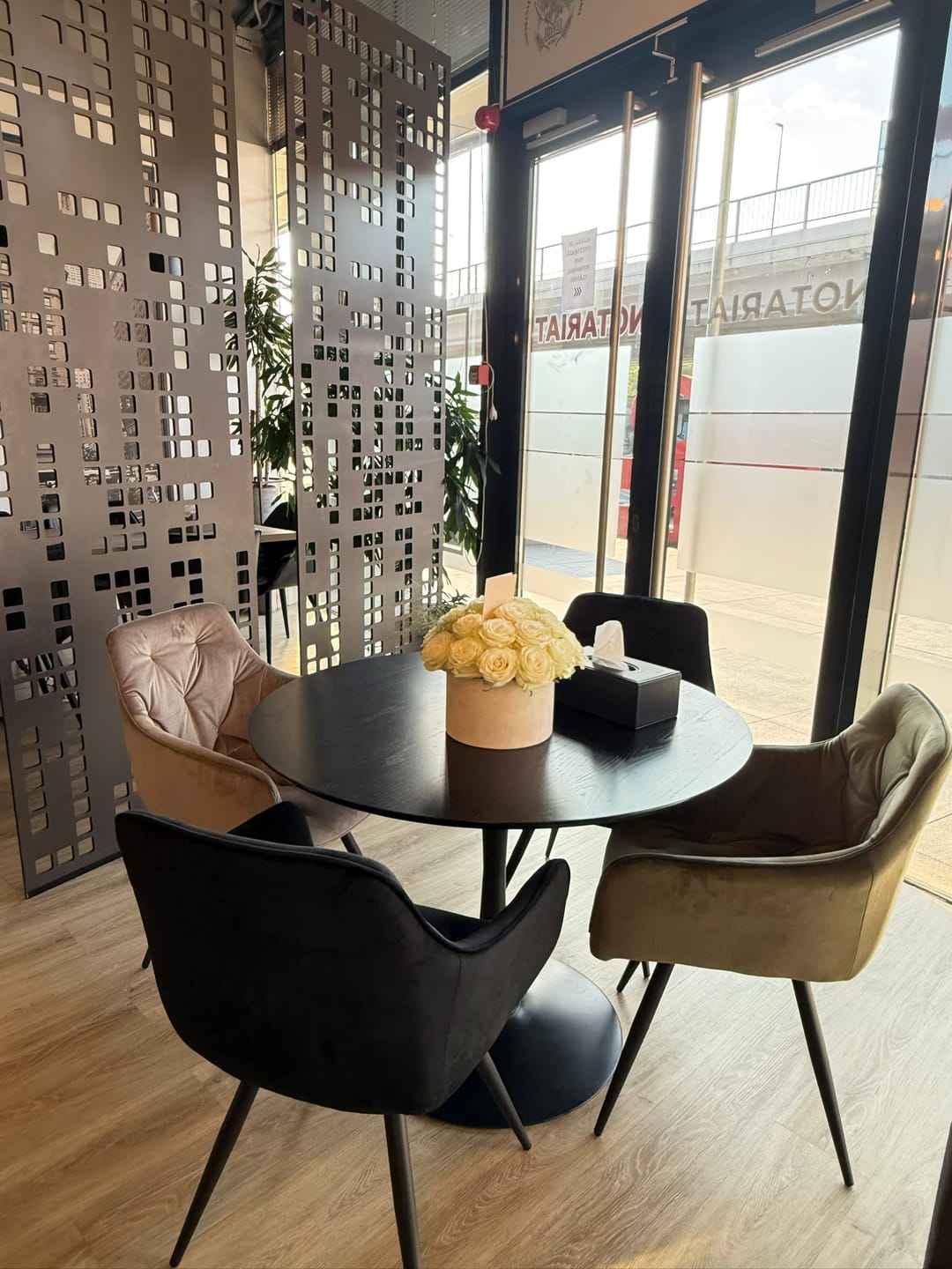 Customer photo review of Scaun de sufragerie tapitat MANGO, bej/negru, stofa catifelata/metal, 57x45x83 cm