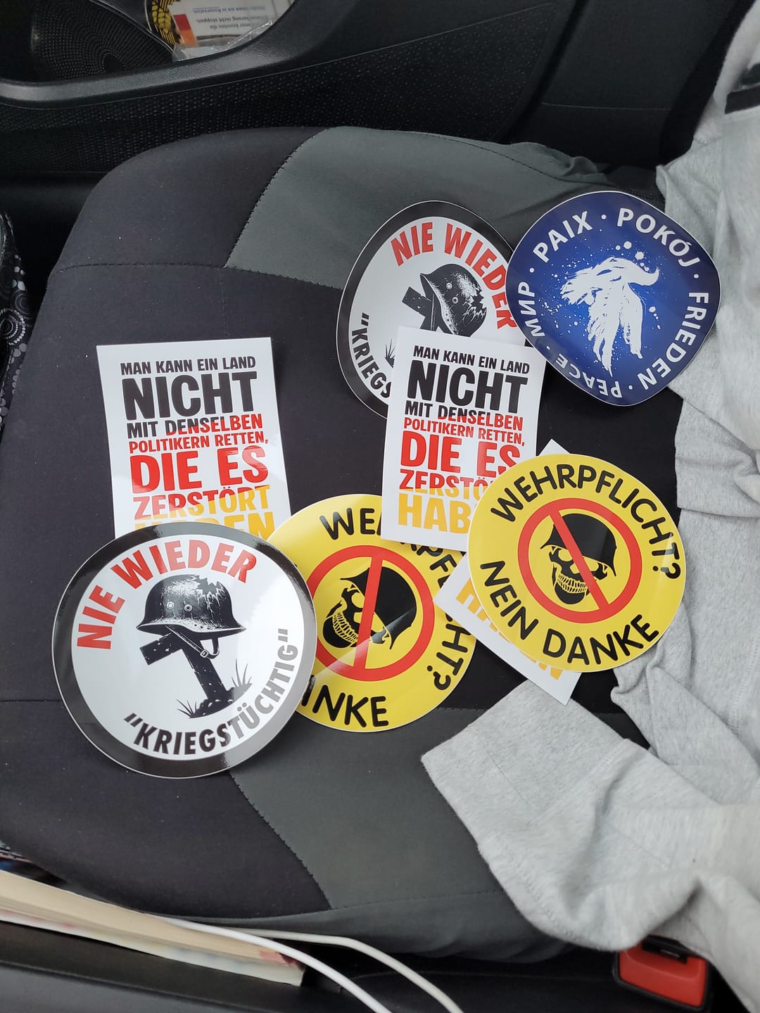 Customer photo review of GROSSE STICKER / AUFKLEBER • NIE WIEDER "KRIEGSTÜCHTIG" (10 STK.)
