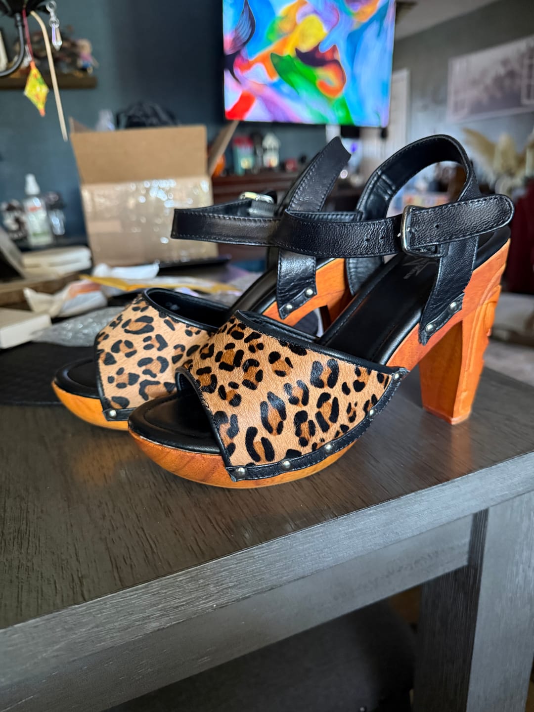 Customer photo review of Souvenir with ankle strap / carved wood wedge shoes / Black Leather and Leopard