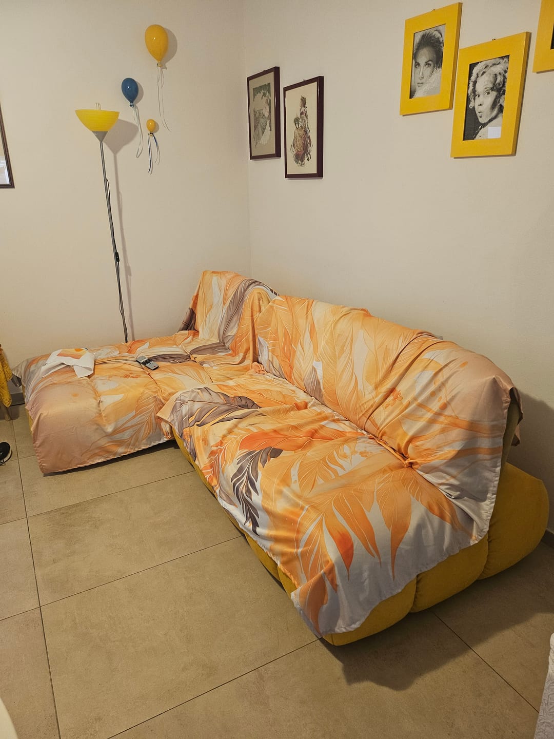 Customer photo review of Telo Arredo Copridivano, Copriletto, Copritavolo e Copritutto in Microfibra | Fantasia Palmwater Giallo