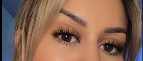 Reviewer's eyes with applied lashes, looking natural and well-defined, showing the result of the SEALER.