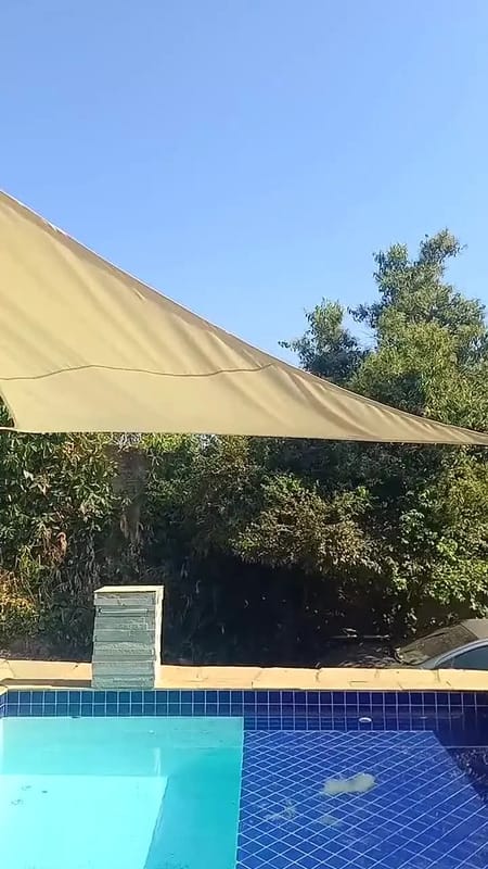 Customer photo review of Toldo Triangular Impermeável Anti-UV para Áreas Externas