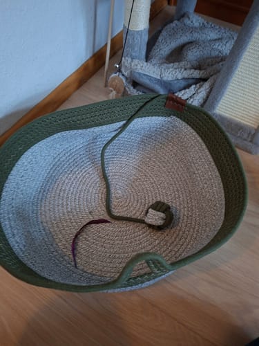 Kundenfoto des Fellnest Katzenkorbs, der seine runde Form auf einem Holzboden nicht beibehält.