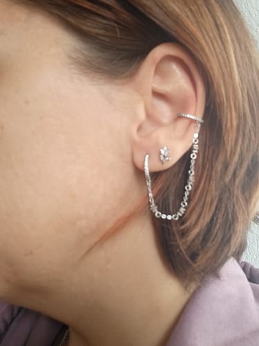 Customer's Orecchino Cerchietto + Earcuff con Zirconi, con cerchietto, catenella e ear cuff indossati all'orecchio.