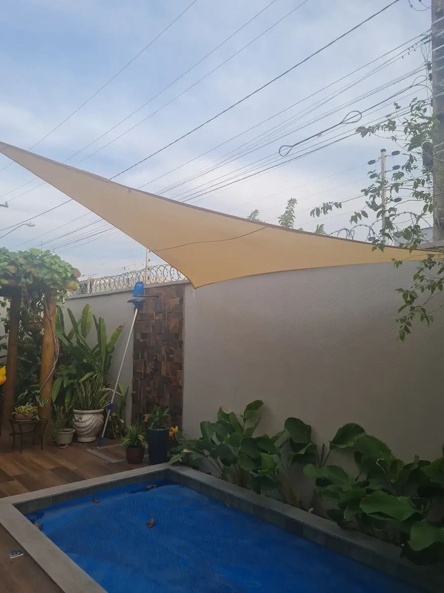 Customer photo review of Toldo Triangular Impermeável Anti-UV para Áreas Externas