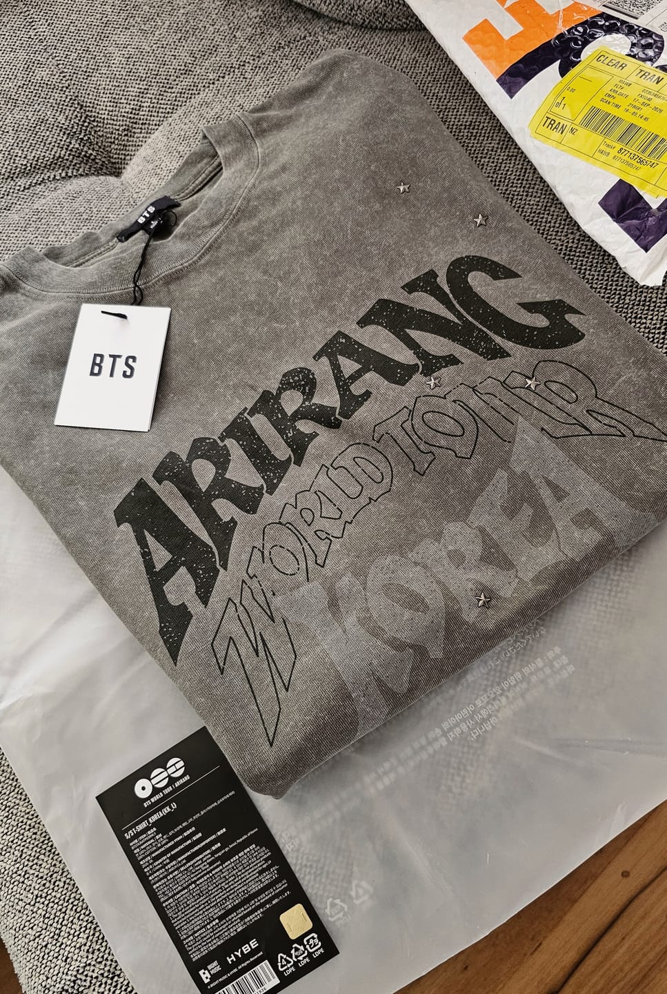 Customer photo review of BTS - ARIRANG WORLD TOUR OFFICIAL COMMEMORATIVE MD S/S T-SHIRT KOREA