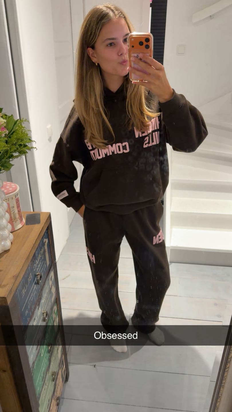Customer photo review of GATED COMMUNITY HOODIE DARK BROWN/LIGHT PINK
