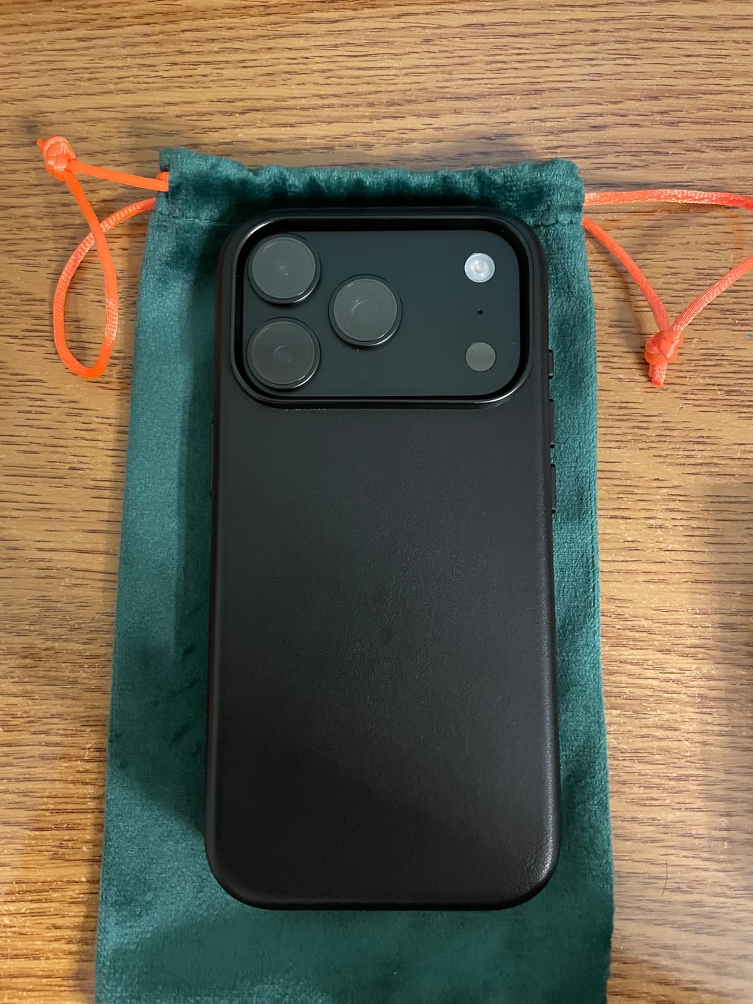 Customer photo review of iPhone 18 Pro Leather Case - MagSafe - Noir Black
