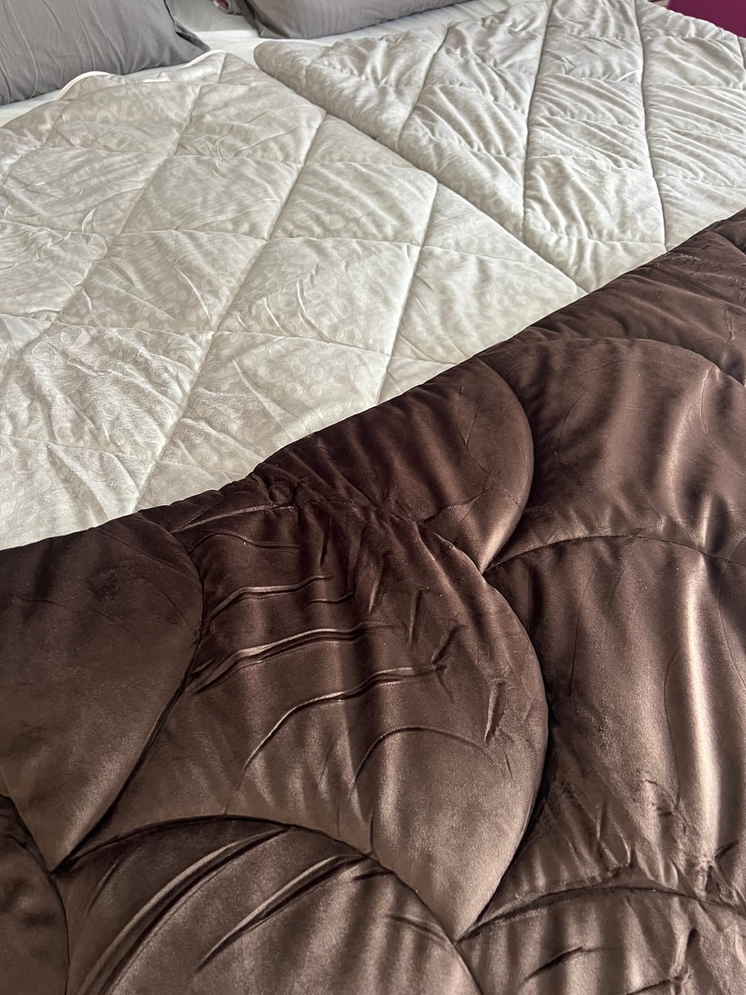 Customer photo review of Y-NOT Velvet Sommerbettdecke Panther-Optik Light Taupe