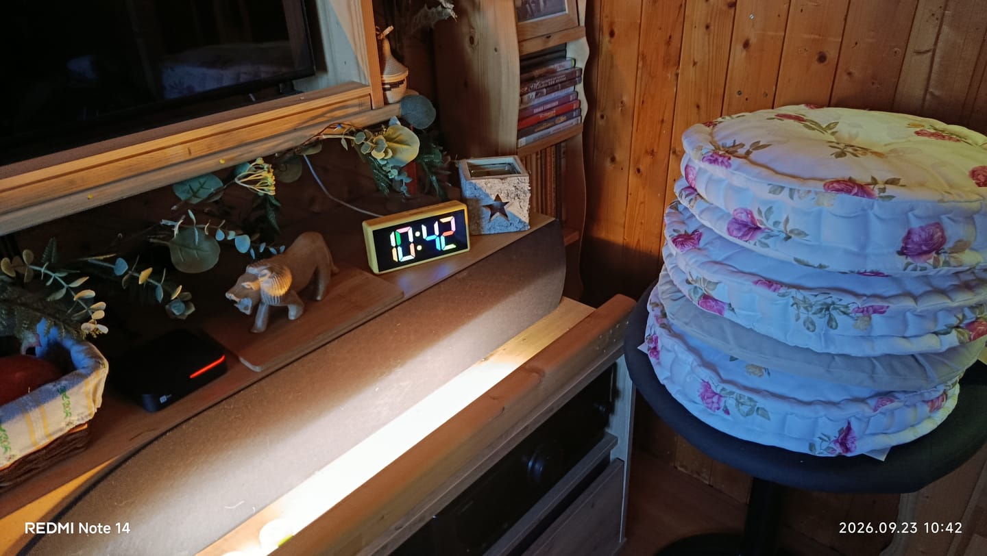 Customer photo review of Hama Digitaler Wecker "Ibiza", Multicolor-Display, mit USB-Ladefunktion