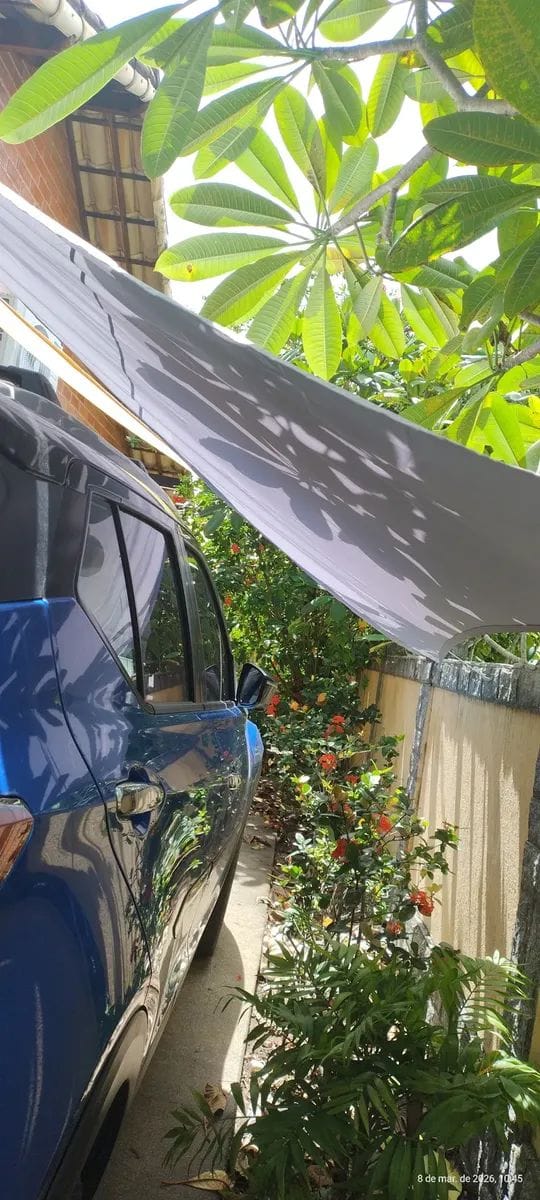 Customer photo review of Toldo Triangular Impermeável Anti-UV para Áreas Externas