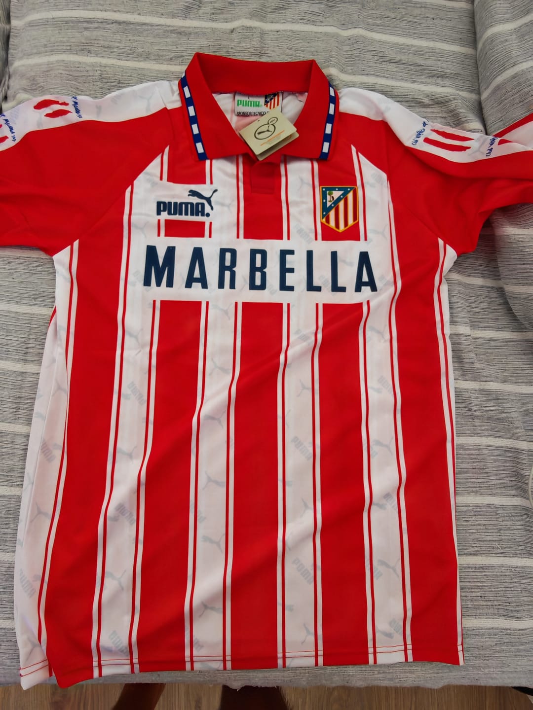 Customer photo review of Camisola Atlético de Madrid Retrô 1994/1995 - Branca e Vermelha