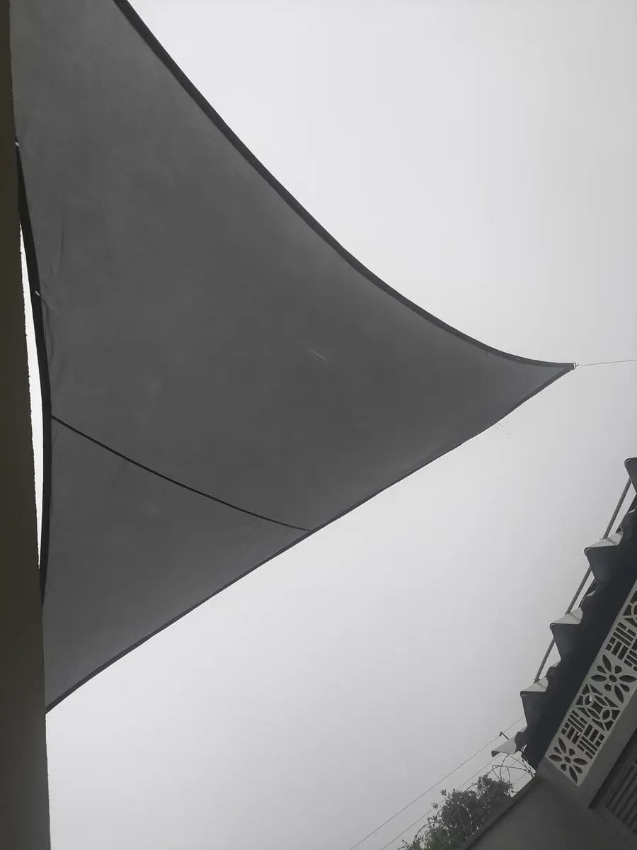 Customer photo review of Toldo Triangular Impermeável Anti-UV para Áreas Externas