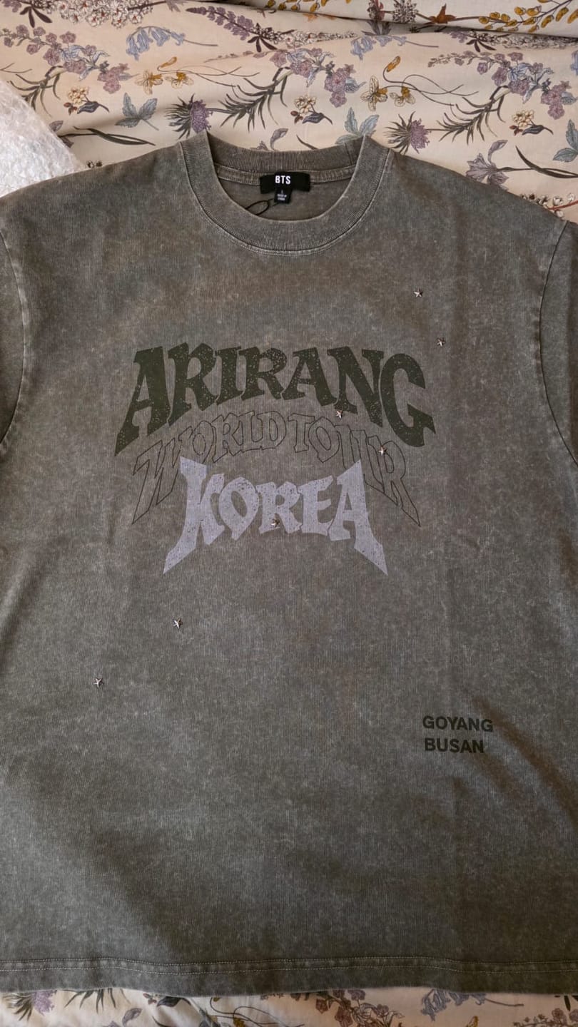 Customer photo review of BTS - ARIRANG WORLD TOUR OFFICIAL COMMEMORATIVE MD S/S T-SHIRT KOREA