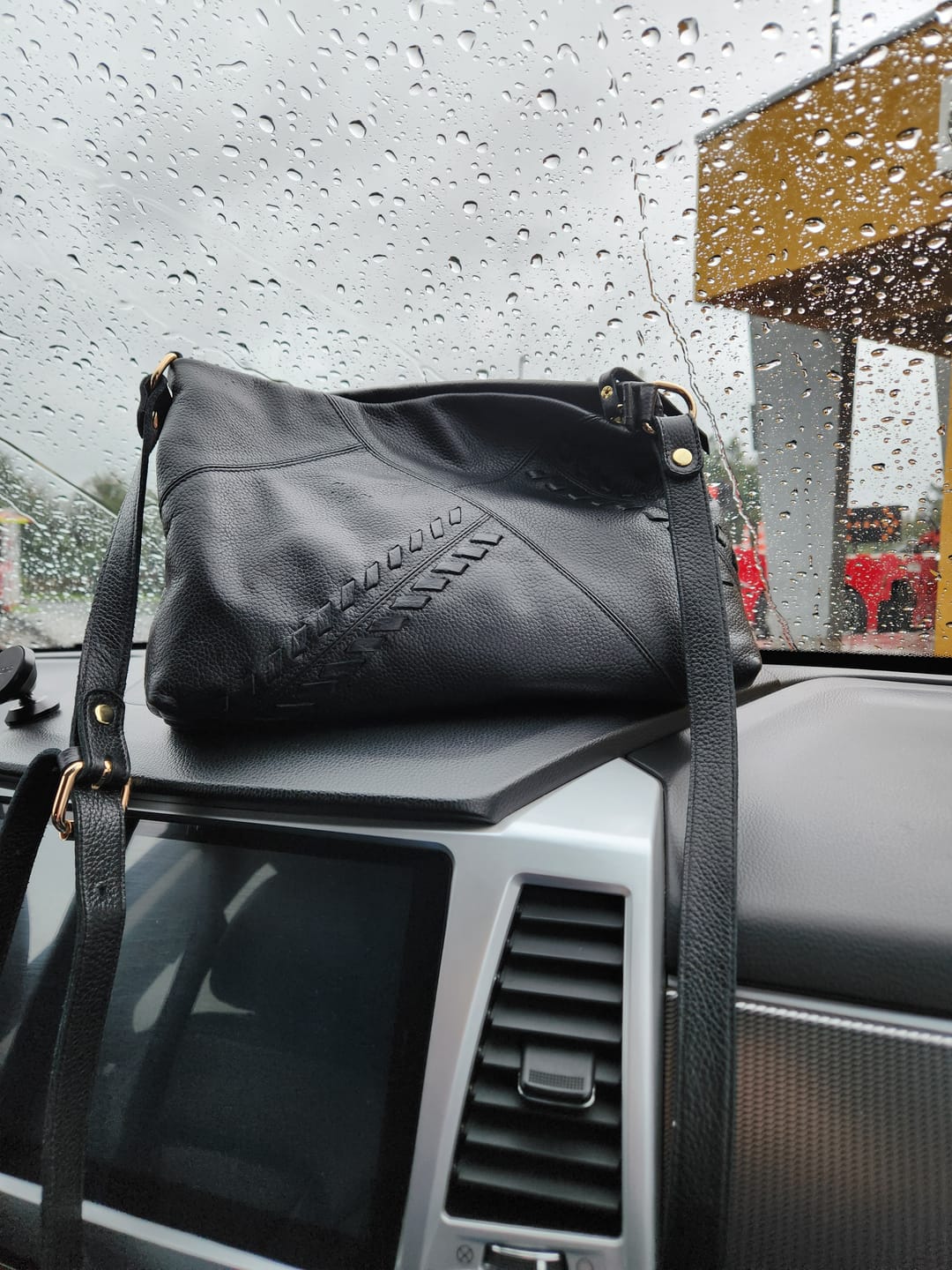 Customer photo review of Bandolera de cuero modelo ALICE Negro