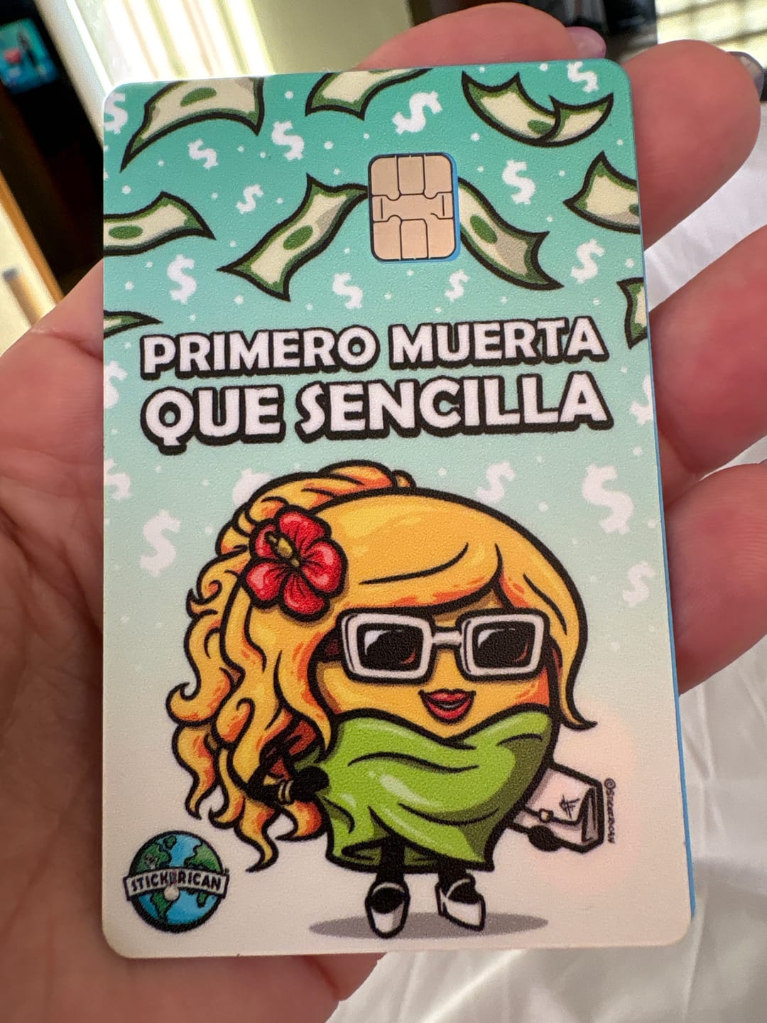 Customer photo review of Primero Muerta Que Sencilla - Sticker para Tarjeta