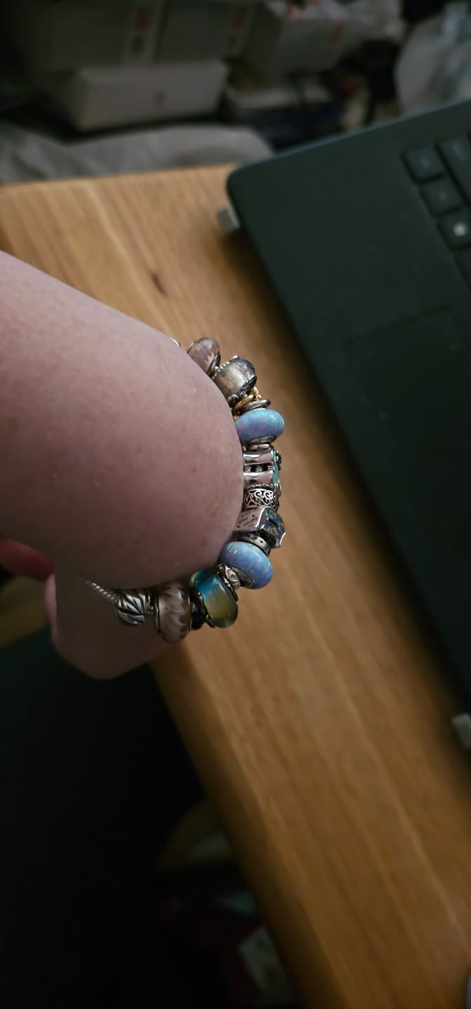 Customer photo review of Pandora Retired Pink Zig Zag Murano Glass Sterling Silver Charm Bead