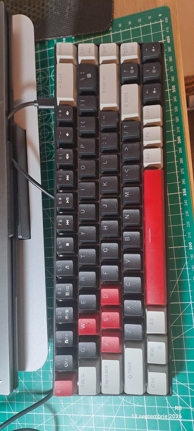 Customer photo review of Tastatura Mecanica Gaming Timebox, Red Swtich, 60%, Lumini LED, Negru Gri