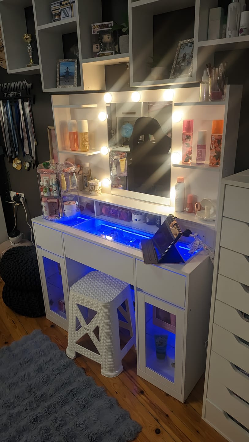 Customer photo review of Τραπέζι Μπουντουάρ Μακιγιάζ Tουαλέτας με Καθρέφτη και φώτα LED RGB Πολύπριζο Συρτάρια Βιτρίνα RDT-B35145WB01