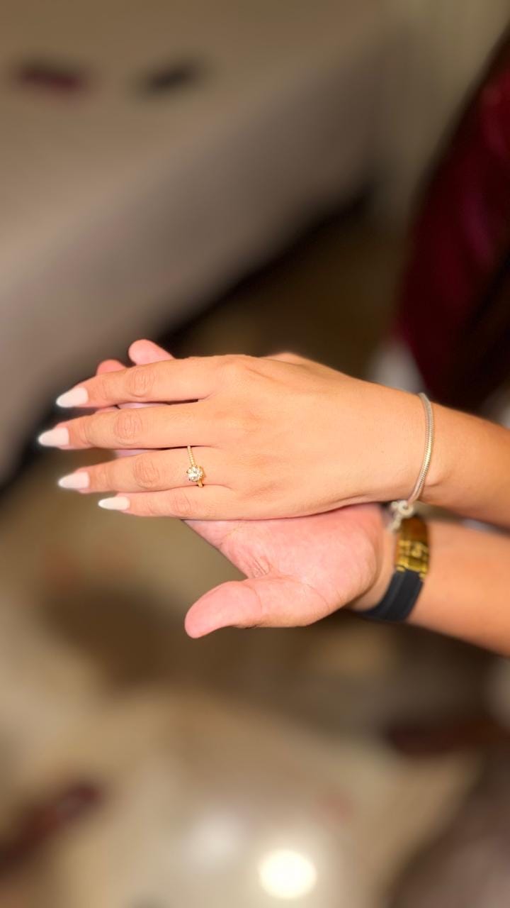 Customer photo review of Anel Solitário Noivado Cravejado com Moissanite 1ct