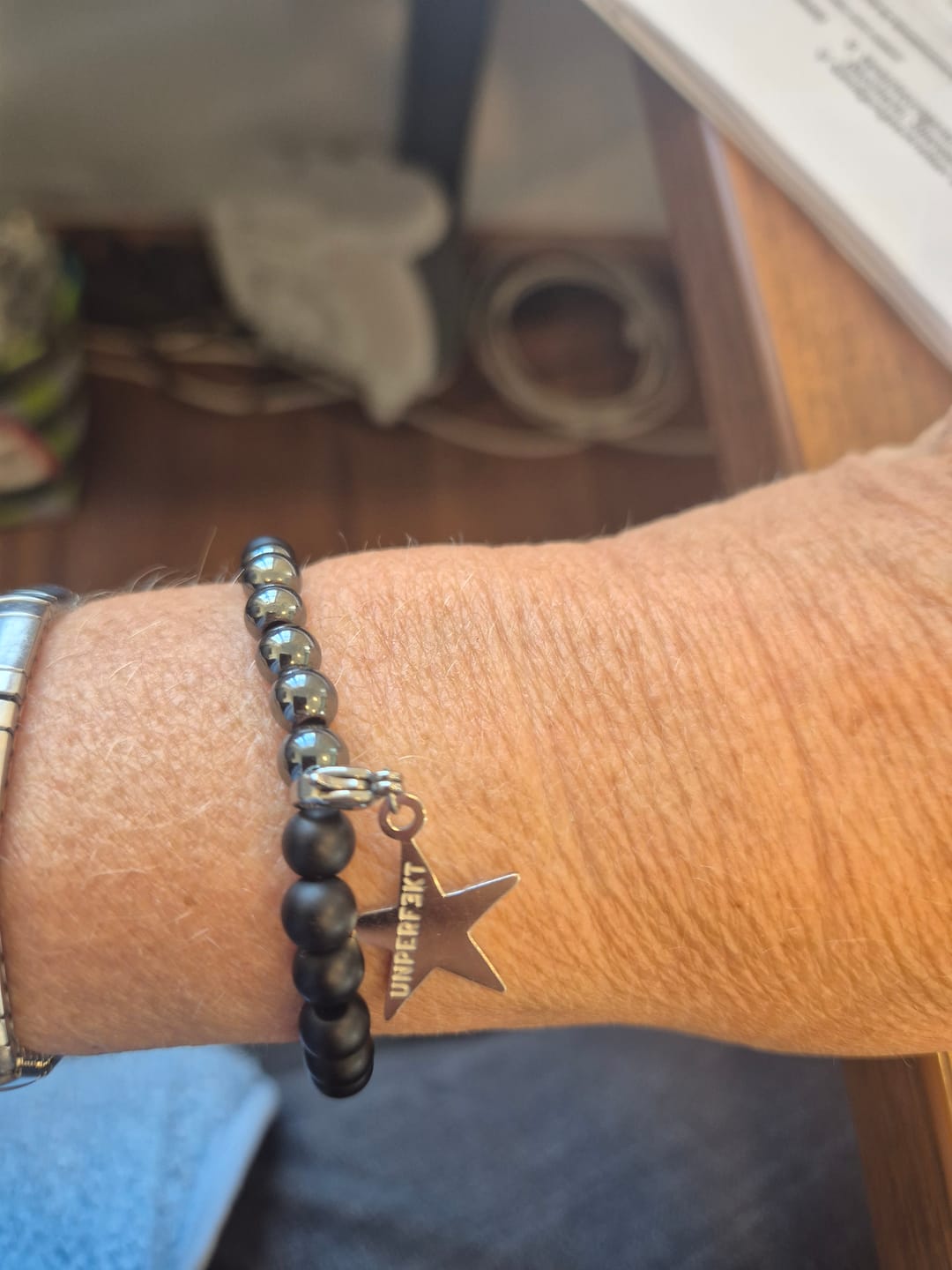 Customer photo review of »Meine Schatten« Blockadenlöser-Armband aus Hämatit und Onyx inkl. abgebrochenem Stern