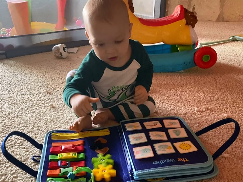 Customer photo review of Libro Sensorial Montessori — Como el iPad, pero cuando lo suelta ha aprendido algo