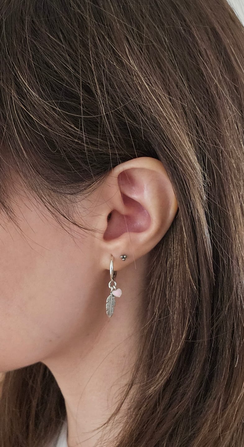 Customer photo review of Pendientes Plumas de Amor