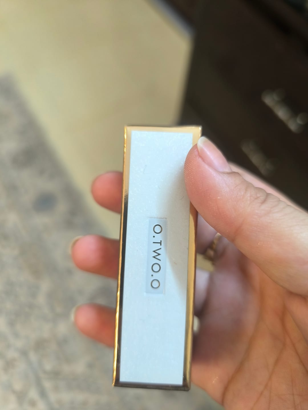 Customer photo review of O.TWO.O MISTY KISS LOCK COLOUR MATTE LIPSTICK
