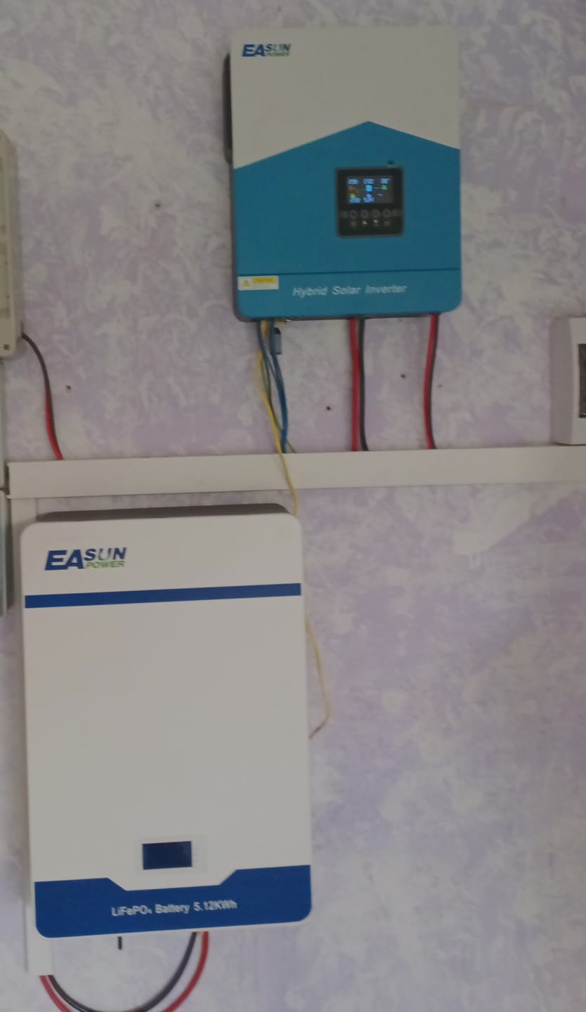 Customer photo review of Batteria Accumulo Solare LiFePO4 5kWh 51.2V 100Ah da Parete | Easun
