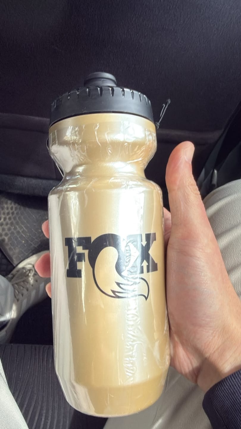 Customer photo review of Botella de Agua FOX 22oz — Logo Dorado
