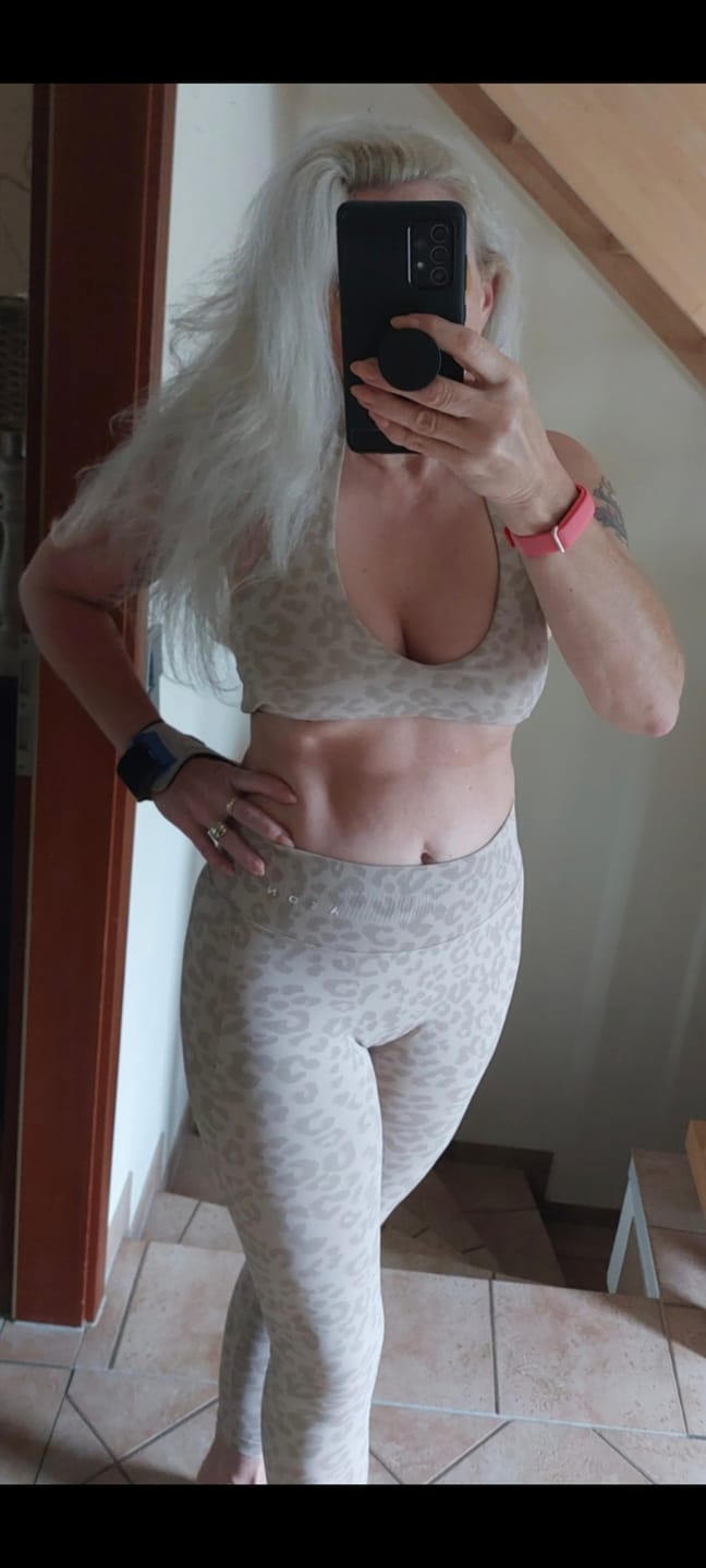 Customer photo review of MOTION LEO MID WAIST SCRUNCH LEGGINGS V2