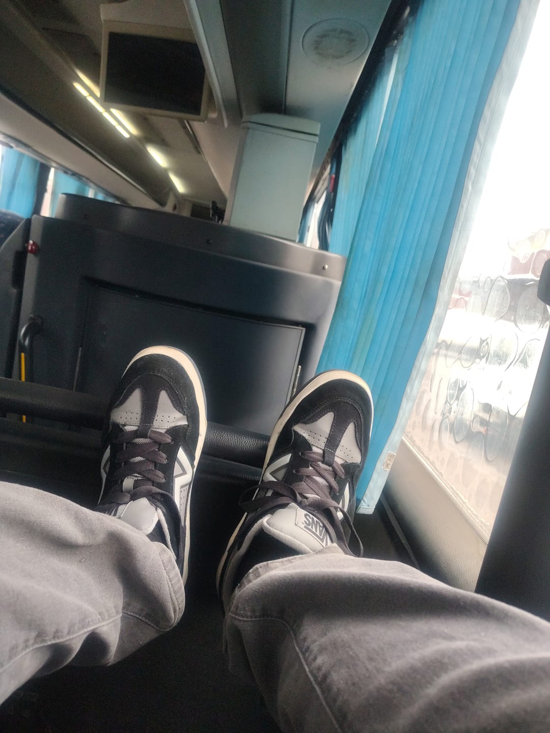 Customer photo review of Zapatilla Vans Upland Unisex Negro