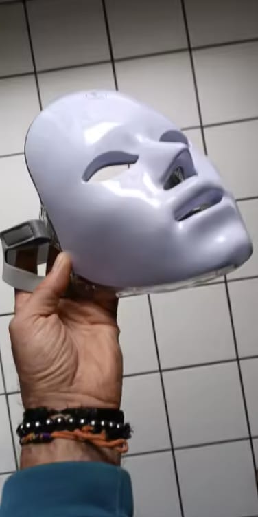 Customer photo review of Vöst — Máscara de luz LED facial