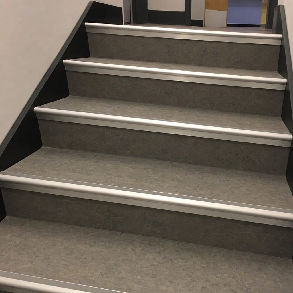 Customer photo review of Aluminium Stair Nosing 40 x 26mm Anodised Bullnose Edge for 3mm LVT