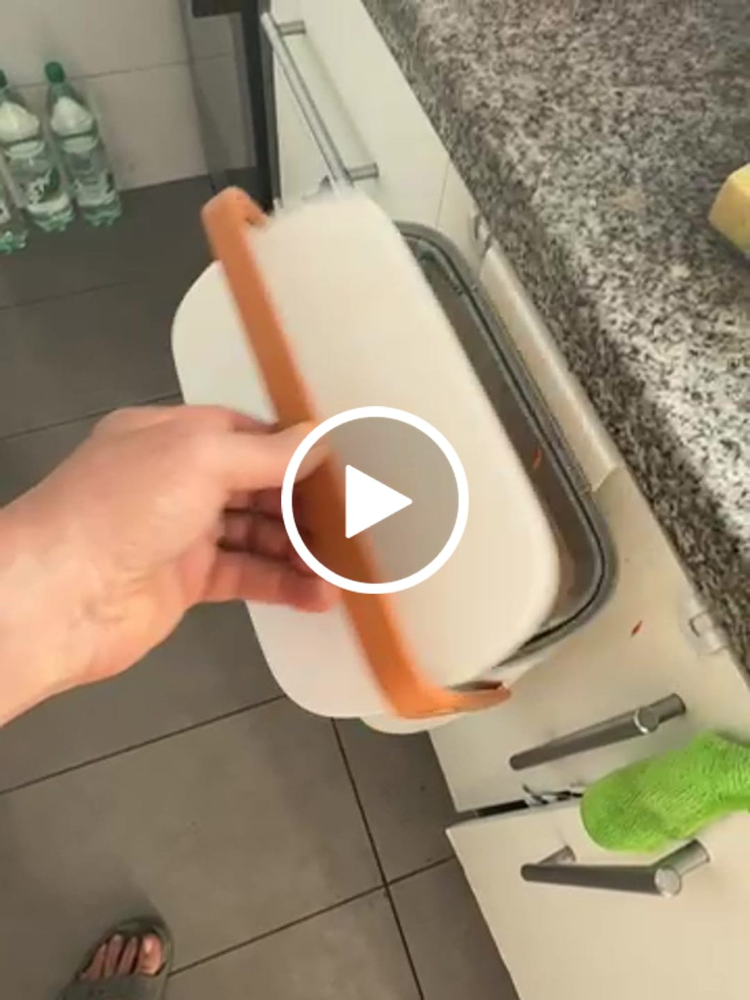 Customer video review of Basurero Papelera  con Tapa para Colgar Cocina Ecoco 10 L