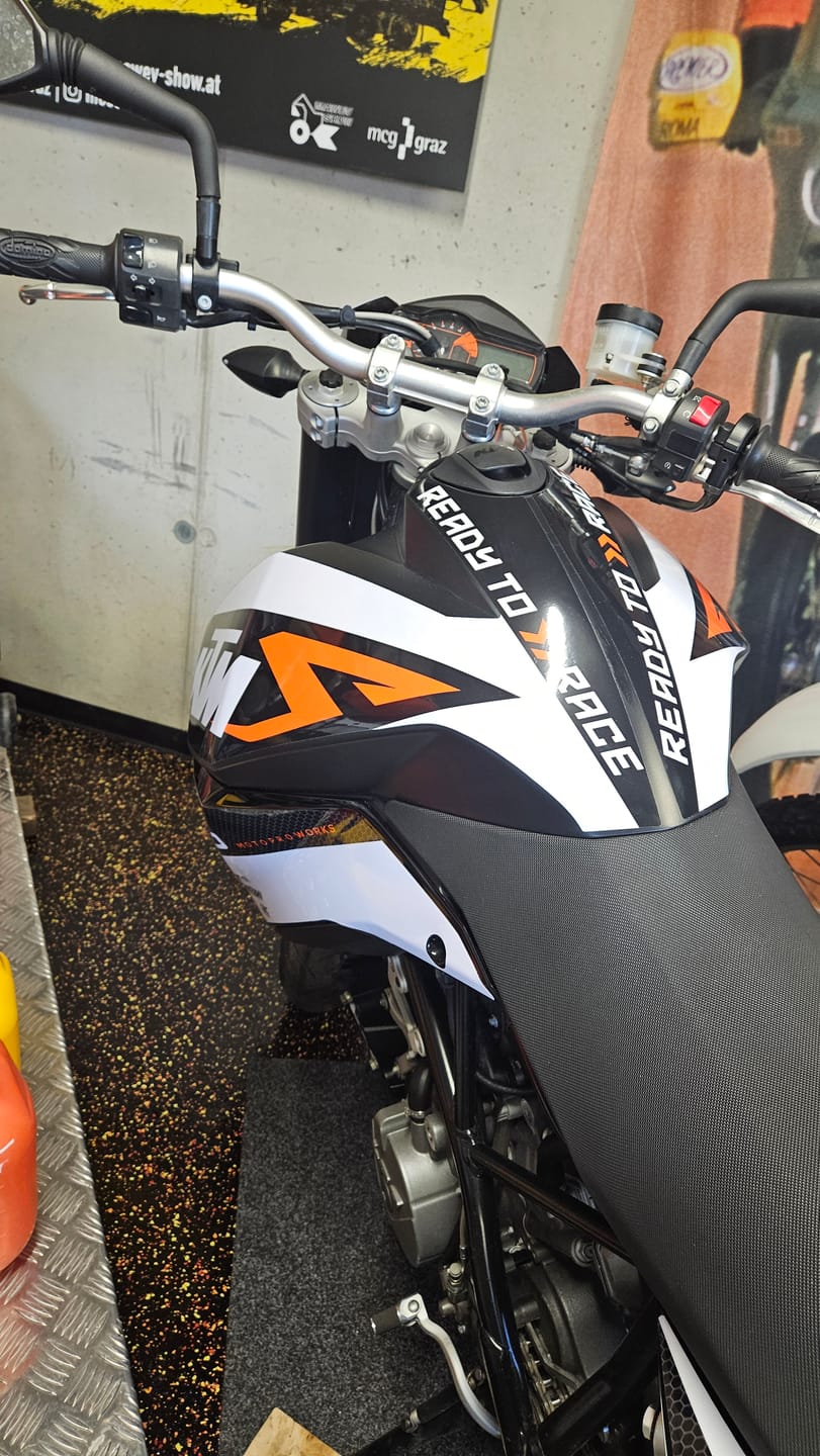 Customer photo review of KTM 990 SM / SMR / SMT GRAPHICS - "RR-Tech" (White)