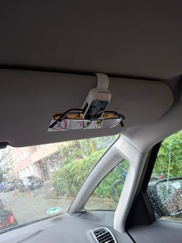 Customer photo review of Multifunktionaler Clip und Halter für Auto-Brillen