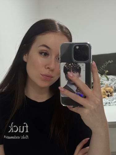 Reviewer's Augen mit TOOLBOX Wimpern nach dem Anbringen, beim Selfietest im Spiegel